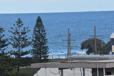NEW UPMARKET COMFORTABLE 2 Bed, 2 Bath, OCEAN VIEWS, 250m To BUDDINA BEACH! - Go Out 2
