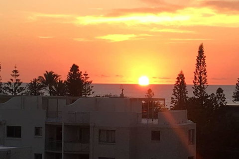 NEW UPMARKET COMFORTABLE 2 Bed, 2 Bath, OCEAN VIEWS, 250m To BUDDINA BEACH! - Go Out 1