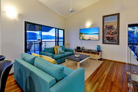 NEWLY BEAUTFULLY RENOVATED 16 The Casuarina - 3 Bedroom House With 180 Degree Ocean Views - Pubs and Clubs 3