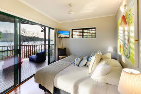 NEWLY BEAUTFULLY RENOVATED 16 The Casuarina - 3 Bedroom House With 180 Degree Ocean Views - Pubs and Clubs 2