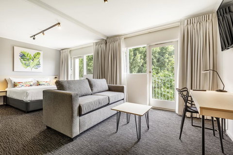 Nightcap At Findon Hotel - Go Out 2