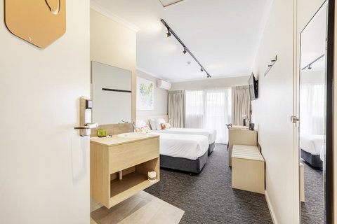 Nightcap At Findon Hotel - Go Out 1