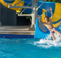 Nobby Beach Holiday Village - Pubs and Clubs