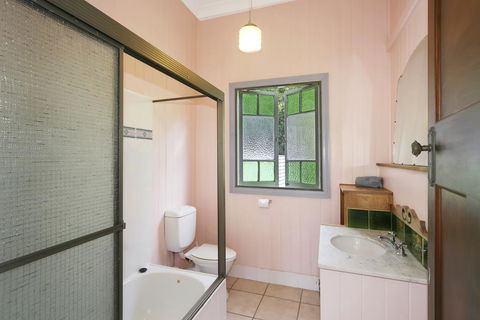 Noosa Avalon Farm Cottages - Pubs and Clubs 2
