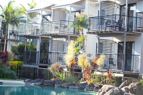 Noosa Lakes Resort - Pubs and Clubs 1