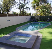 Noosa Parade Holiday Inn - Pubs and Clubs