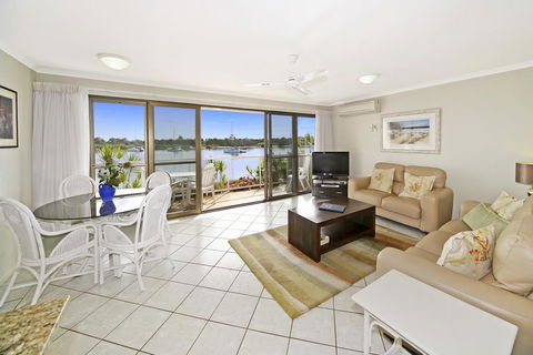 Noosa Shores Apartment 10 - Pubs and Clubs 1