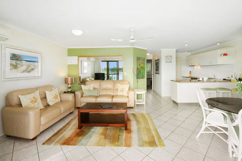Noosa Shores Apartment 10 - Pubs and Clubs 2