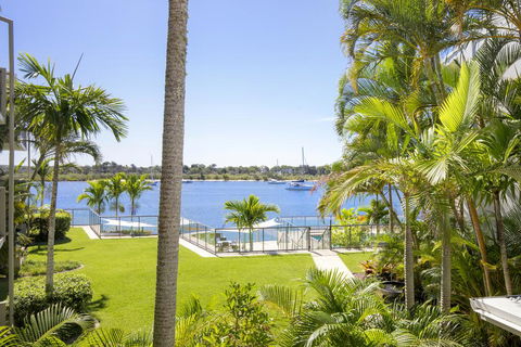 Noosa Shores Apartment 15 - Pubs and Clubs 0