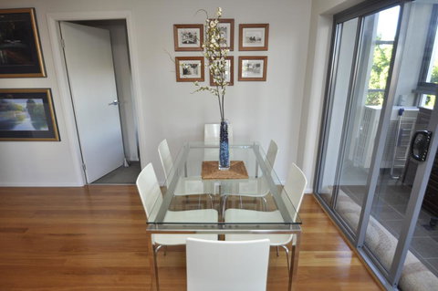 NORTH SYDNEY FULLY SELF CONTAINED MODERN 2 BED APARTMENT (16WAL) - Go Out 1