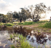 Northbrook Farmstay - Pubs and Clubs