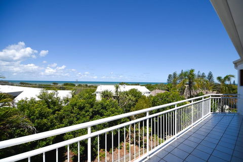 Notre Reve - 2/4 Brolga Place - Pubs and Clubs 1