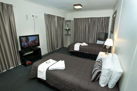 O'Sheas Windsor Hotel - Pubs and Clubs 0