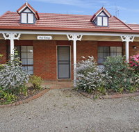 Oak Cottage - Tudor Village Unit 5 - Pubs and Clubs