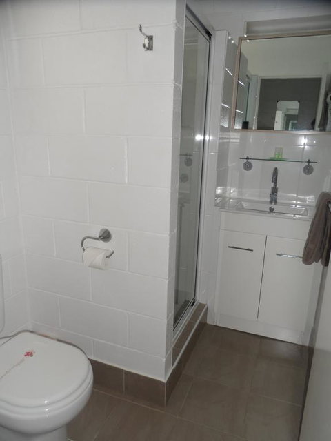 Oakey Motel - Go Out 3