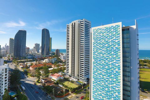 Ocean Views In The Heart Of Broadbeach - Pubs and Clubs 1