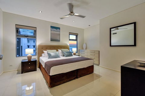 Oceana Darwin Central Oceanfront 3 Bedroom 2 Lounge Room Pool Gym Tennis Court Sleeps 9 - Pubs and Clubs 1