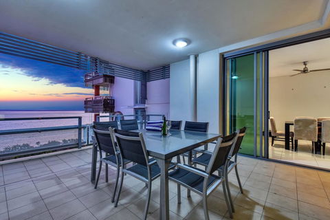 Oceana Darwin Central Oceanfront 3 Bedroom 2 Lounge Room Pool Gym Tennis Court Sleeps 9 - Pubs and Clubs 2