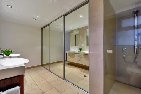 Oceana Darwin Central Oceanfront 3 Bedroom 2 Lounge Room Pool Gym Tennis Court Sleeps 9 - Pubs and Clubs 3