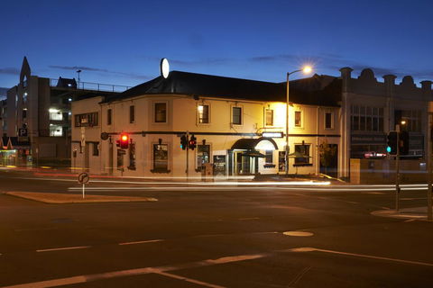 Okeefes Hotel Backpackers - Pubs and Clubs 0