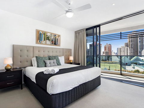 Oracle Resort Luxe Private 2 Bed - Tower 1 - Pubs and Clubs 1