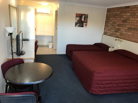 Orange Motor Lodge - Go Out 2