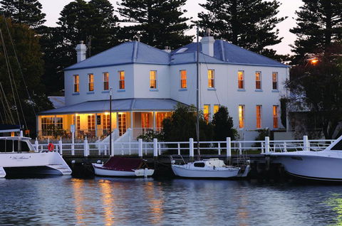 Oscars Waterfront Boutique Hotel - Pubs and Clubs 3