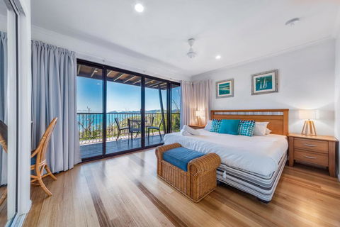 Panorama 12 - Hamilton Island - Pubs and Clubs 0