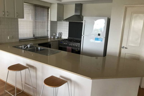 Panoramic Blue Bay Views - 3 Bedroom Townhouse - Pubs and Clubs 3