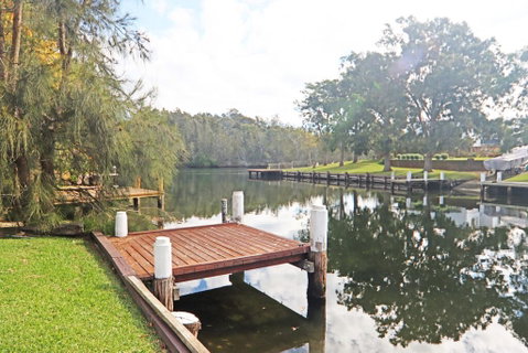 Paradise On The Water - Pubs and Clubs 0