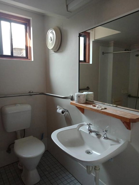 Parkway Motel - Pubs and Clubs 3