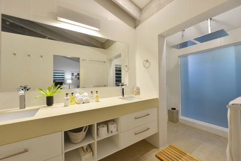 Pavilions In The Palms Heated Pool Short Path To Beach Five Bedrooms Sleeps 12 - Pubs and Clubs 1