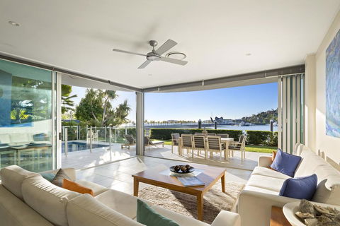 Pavillion 17 - Waterfront Spacious 4 Bedroom With Own Inground Pool And Golf Buggy - Pubs and Clubs 0