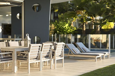 Pavillion 17 - Waterfront Spacious 4 Bedroom With Own Inground Pool And Golf Buggy - Pubs and Clubs 3
