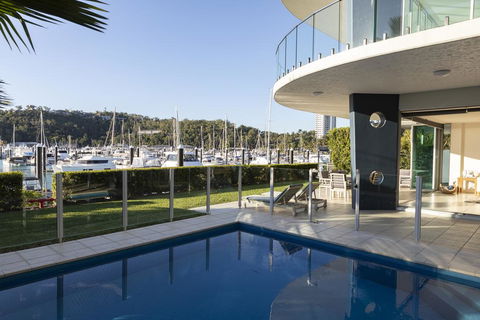 Pavillion 17 - Waterfront Spacious 4 Bedroom With Own Inground Pool And Golf Buggy - Pubs and Clubs 2