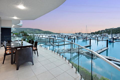 Pavillion 3 Absolute Waterfront 4 Bedroom 2 Lounge Room Plunge Pool + Golf Buggy - Pubs and Clubs 0