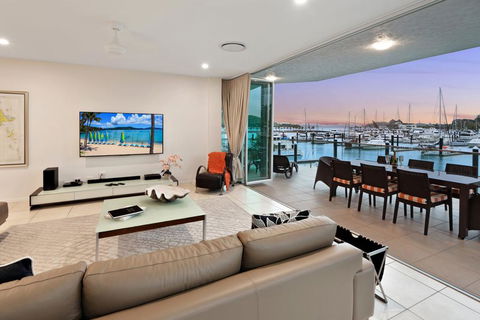 Pavillion 3 Absolute Waterfront 4 Bedroom 2 Lounge Room Plunge Pool + Golf Buggy - Pubs and Clubs 3