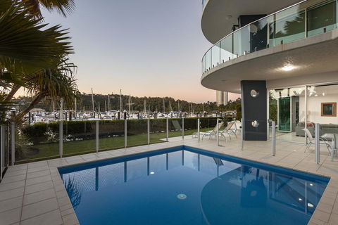 Pavillions 12 - Waterfront Spacious 4 Bedroom With Own Inground Pool And Golf Buggy - Pubs and Clubs 0
