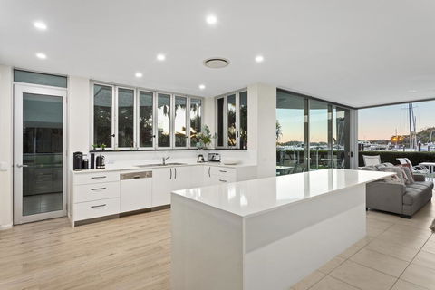 Pavillions 12 - Waterfront Spacious 4 Bedroom With Own Inground Pool And Golf Buggy - Pubs and Clubs 2