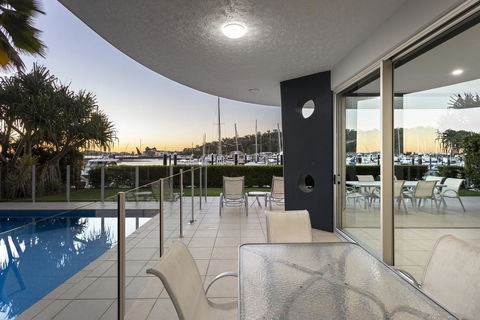 Pavillions 12 - Waterfront Spacious 4 Bedroom With Own Inground Pool And Golf Buggy - Pubs and Clubs 1