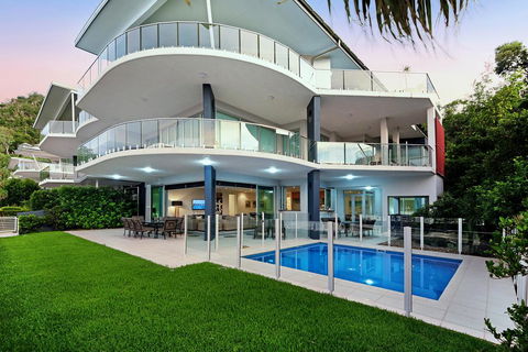 Pavillions On Hamilton Island - Pubs and Clubs 0