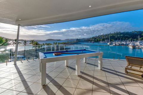 Pavillions Penthouse 25 - 4 Bedroom Luxury Ocean View Hamilton Island - Pubs and Clubs 1
