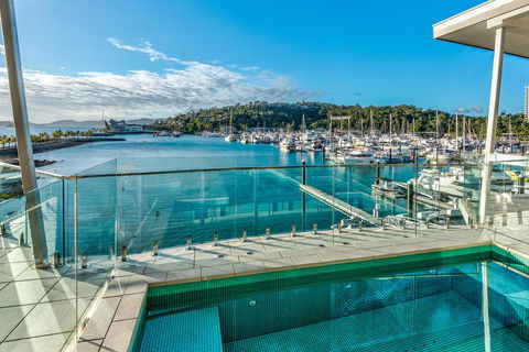 Pavillions Penthouse 25 - 4 Bedroom Luxury Ocean View Hamilton Island - Pubs and Clubs 3