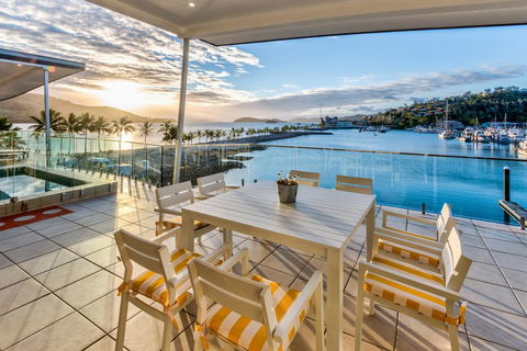 Pavillions Penthouse 25 - 4 Bedroom Luxury Ocean View Hamilton Island - Pubs and Clubs 2