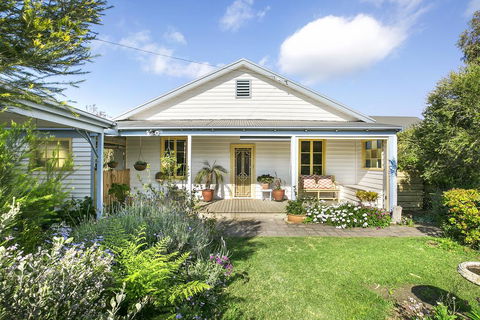 Paws Up Cottage - Pubs and Clubs 1