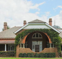 Petersons Armidale Winery and Guesthouse - Pubs and Clubs