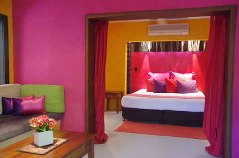 Pink Flamingo Resort - Pubs and Clubs 0