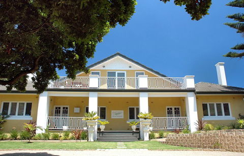 Plantation House At Whitecliffs Bed And Breakfast - Pubs and Clubs 1