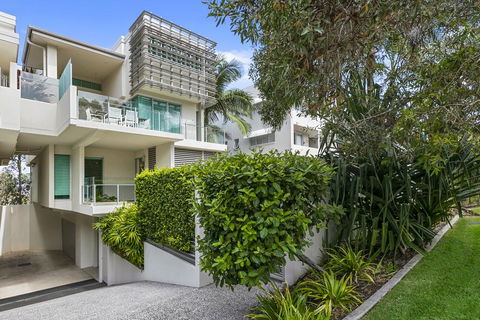 Platinum Status, Sunshine Beach - Pubs and Clubs 1