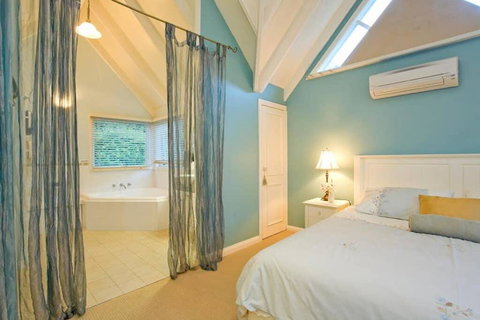 PLUM TREE COTTAGE - Spa Cottage With Woodfire - Pubs and Clubs 2